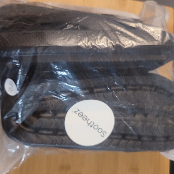Womens Sootheeze slides and flip flops, a lot of 2! - Picture 2 of 8
